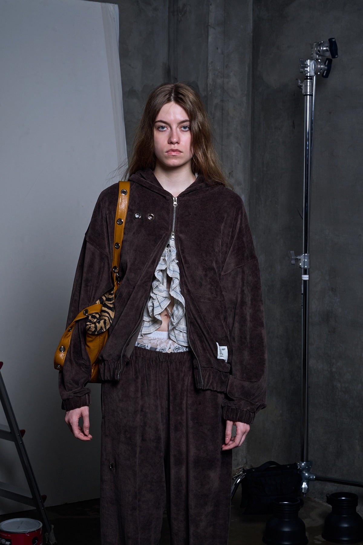 VELOUR ZIP-UP HOODIE - BROWN