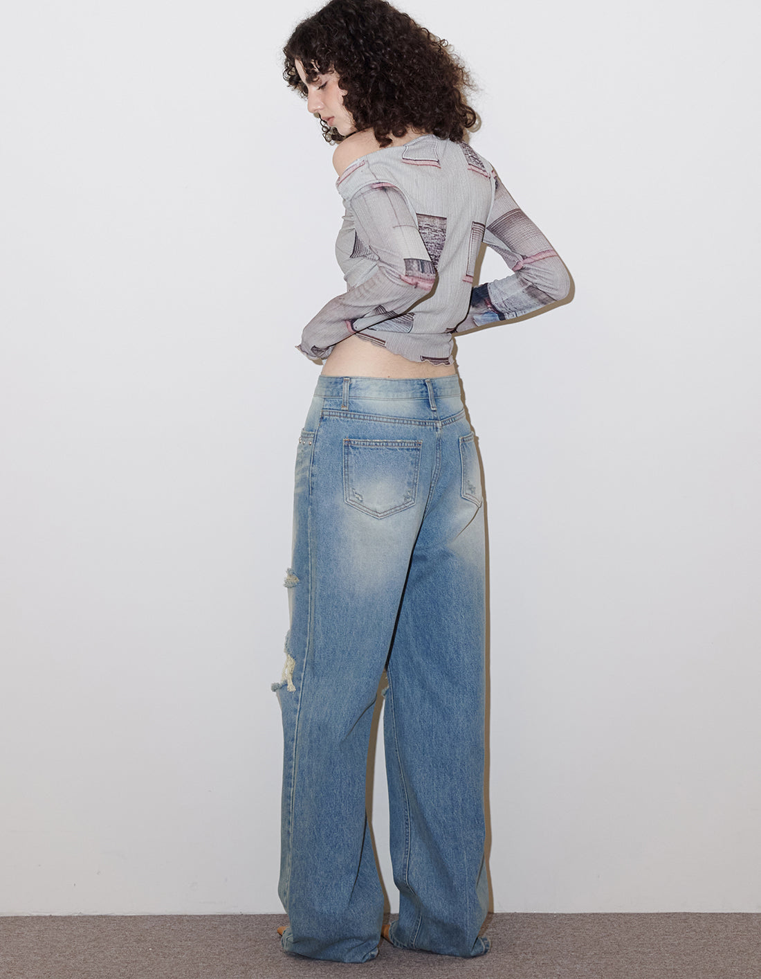 STUDDED DISTRESSED JEANS