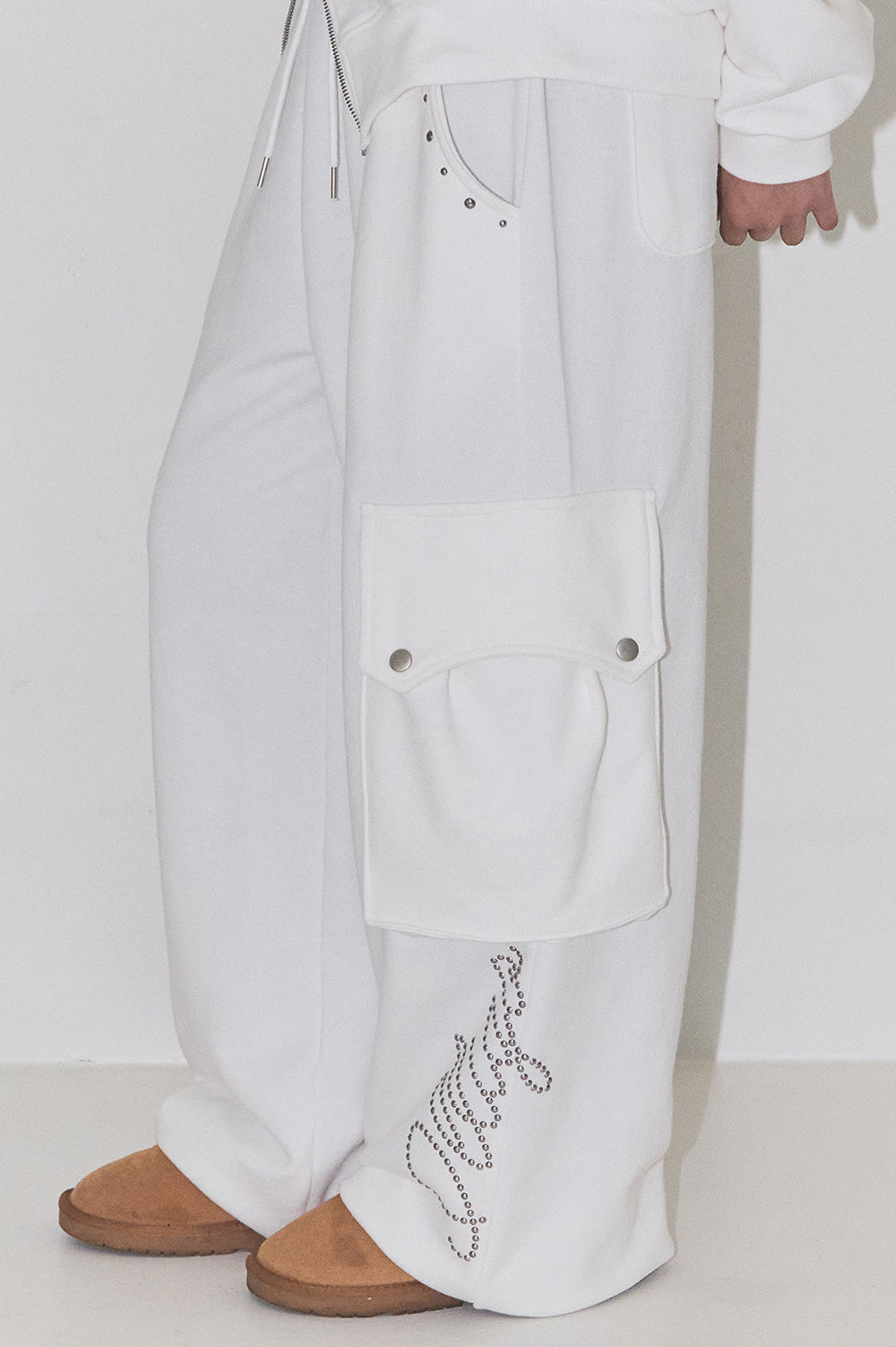 Studded cargo sweat pants White