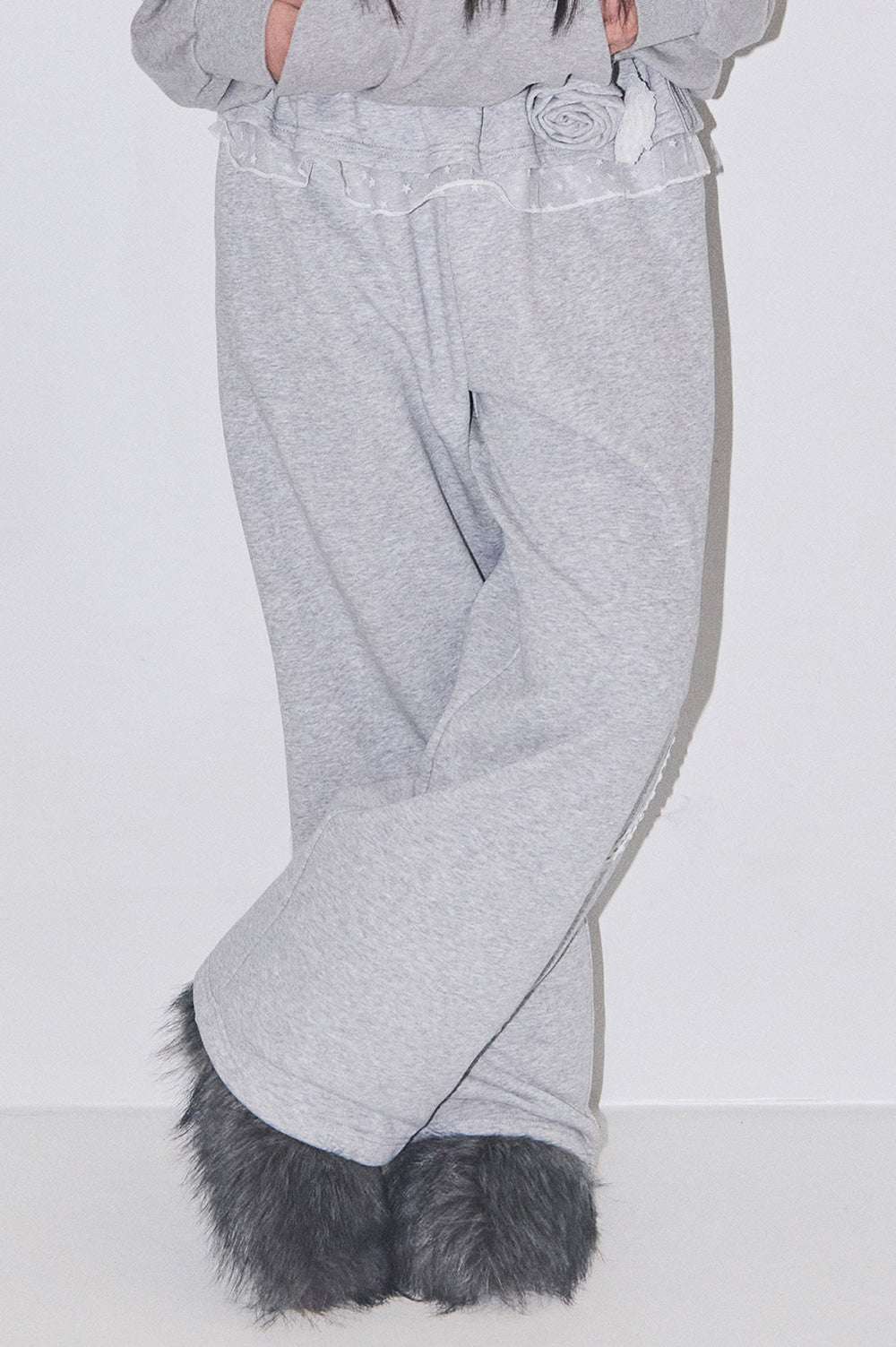 Bloom Ruffle Lace Sweat Pants Gray