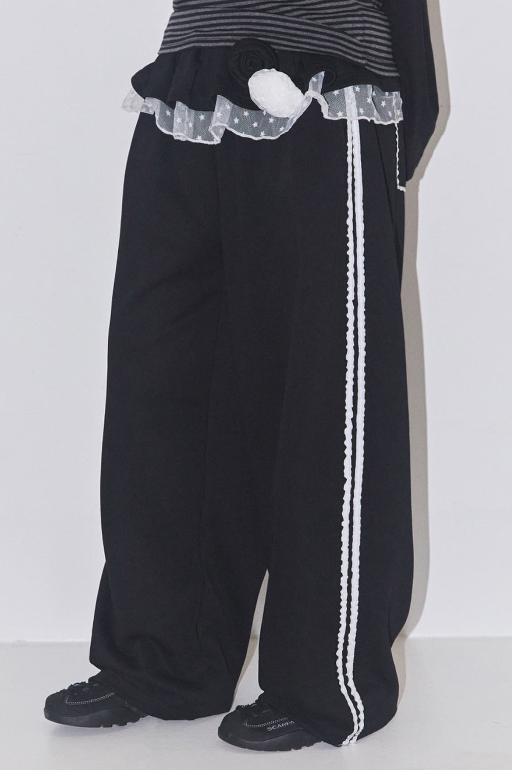 Bloom Ruffled Lace Sweat Pants Black