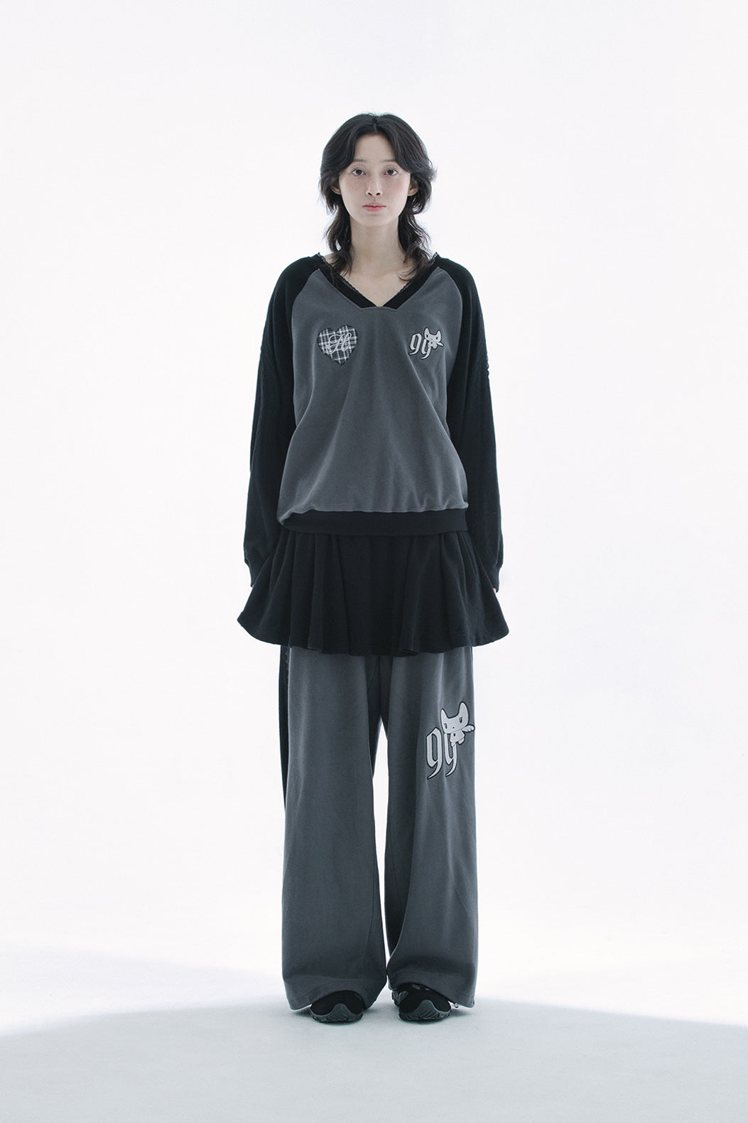 Patch v-neck raglan T (Charcoal)