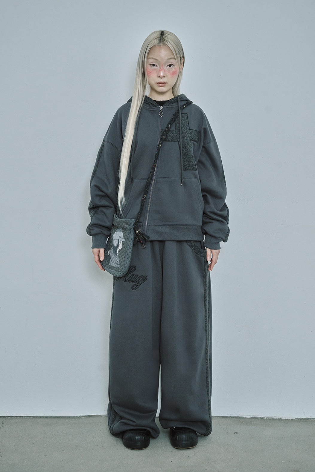 Cross patch jogger pants (Charcoal)