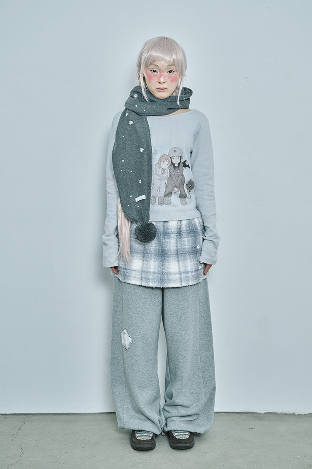 Embo pom-pom fleece muffler (Charcoal)