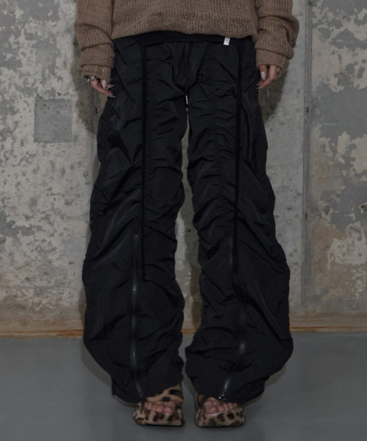 LOW-RISE NYLON SHIRRING PANTS (BLACK) F25ZD974