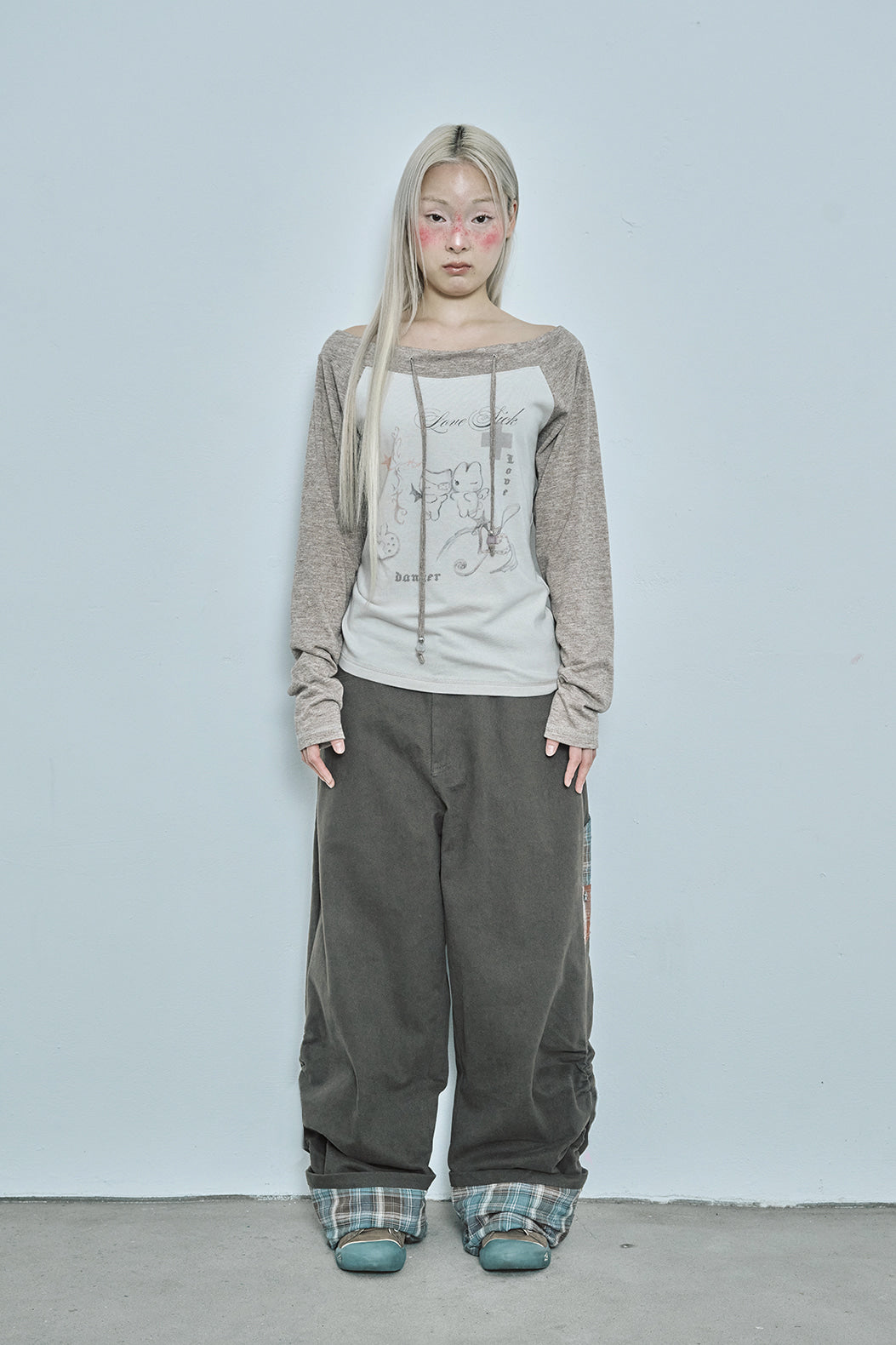 Love sick drawing off-shouler top (Brown)