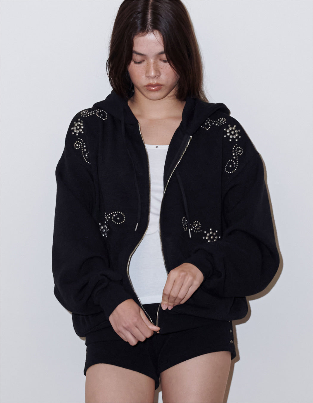 ORNAMENT STUDDED HOODIE_ONZI_EDITION / 2 Color