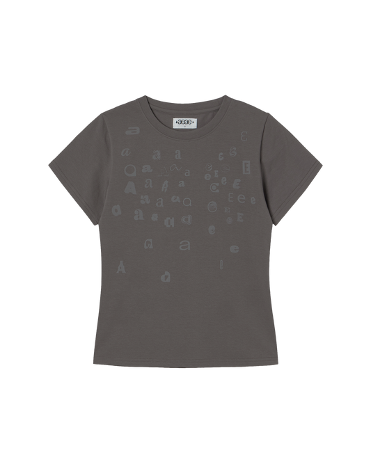 SCATTERED LETTER TEE [CHARCOAL]