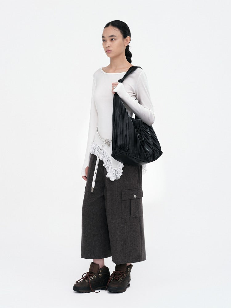 Pleats Triangle Bag [Black]